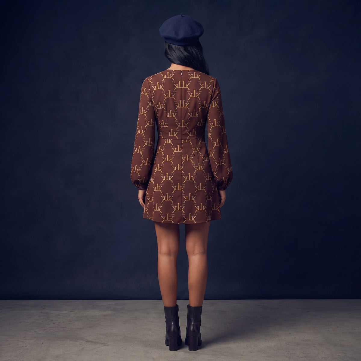 Robe Courte Monogrammée « LK » Encolure en V