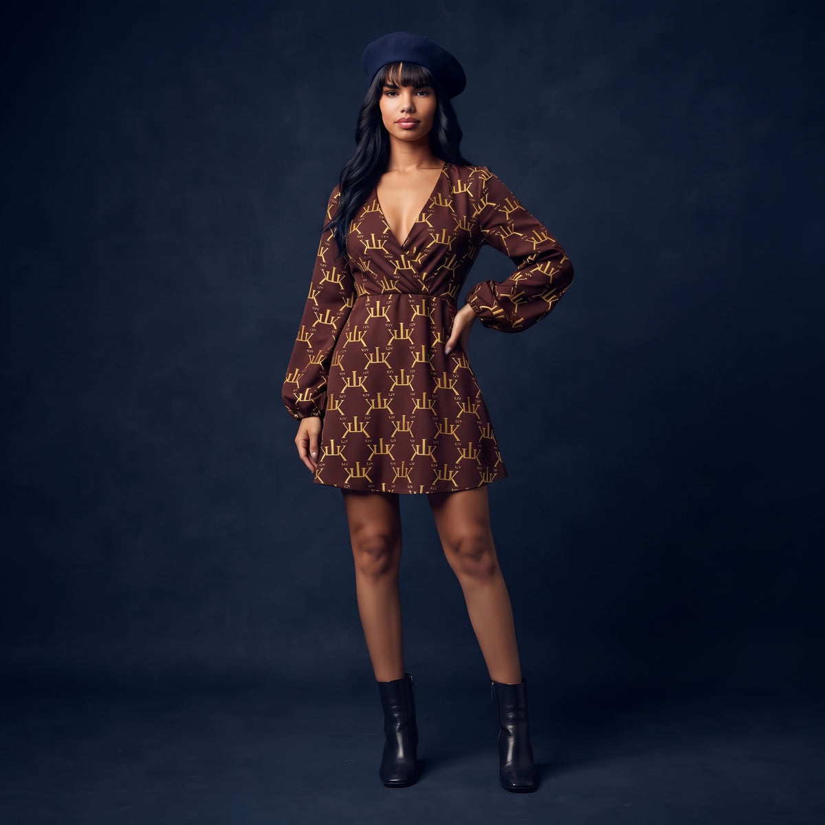 Robe Courte Monogrammée « LK » Encolure en V