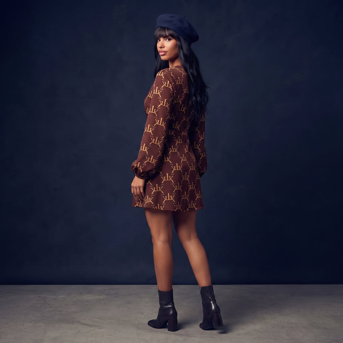 Robe Courte Monogrammée « LK » Encolure en V