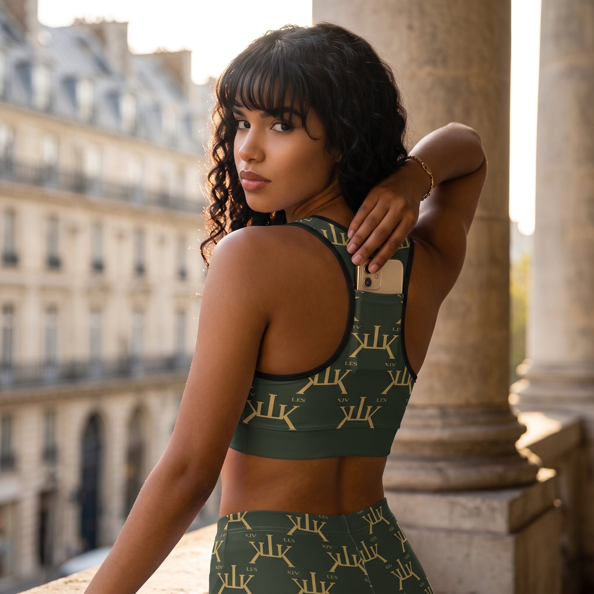 Mannequin Leskiv Paris portant l'ensemble activewear vert et or